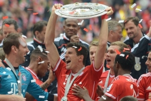 勇士新赛季名单敲定 库里领衔出战（勇士确定新季大名单 库里率队征战）