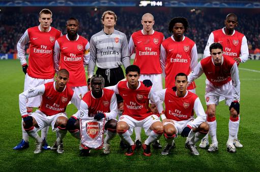 三连冠！上海海港加冕2025赛季中超冠军，摘下队史中超第四星（上海海港三连霸！加冕2025中超王者，队史第四星闪耀）